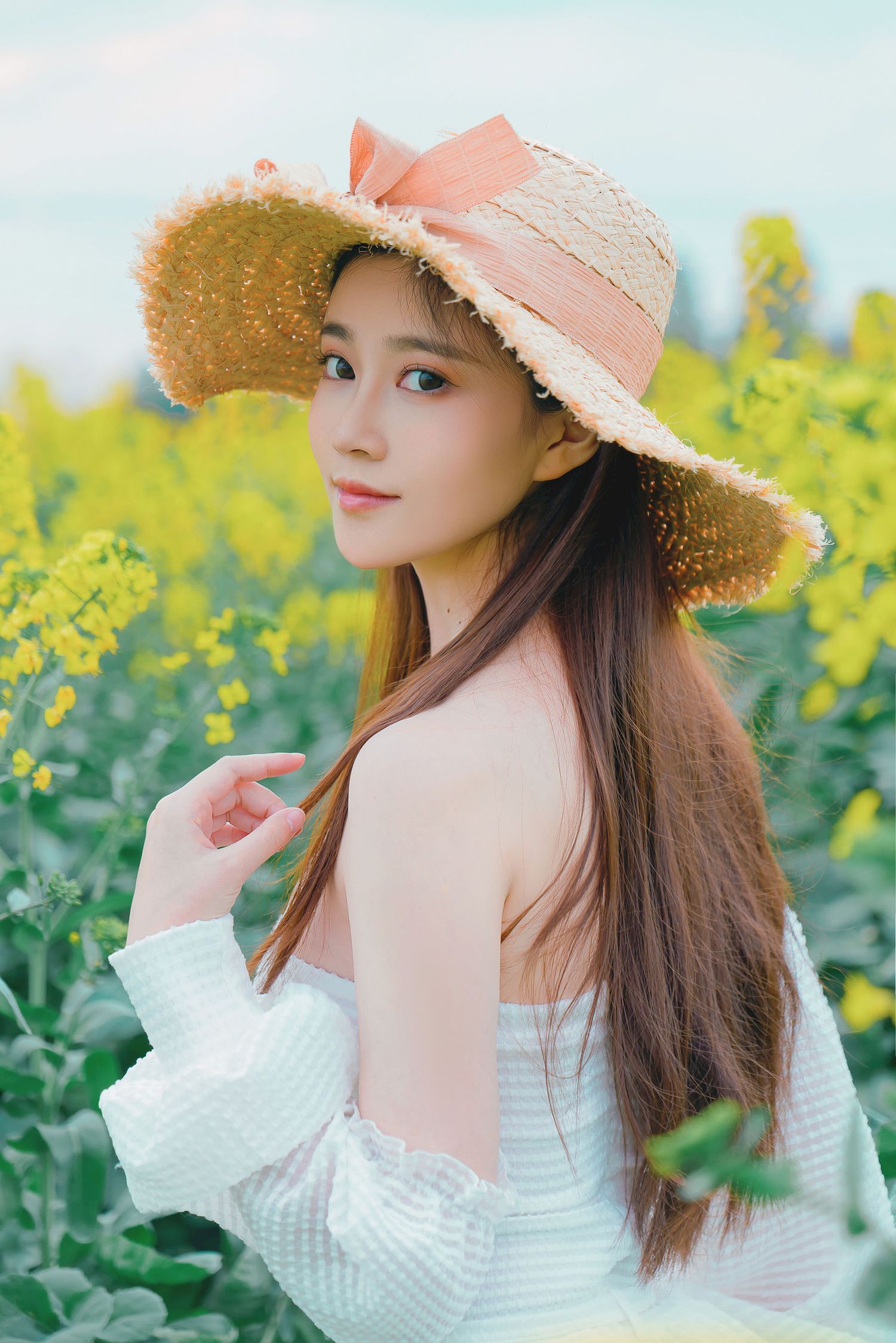 油菜花田女孩Nnian露肩白裙+戴着草帽户外写真-御萝部落-御萝部落