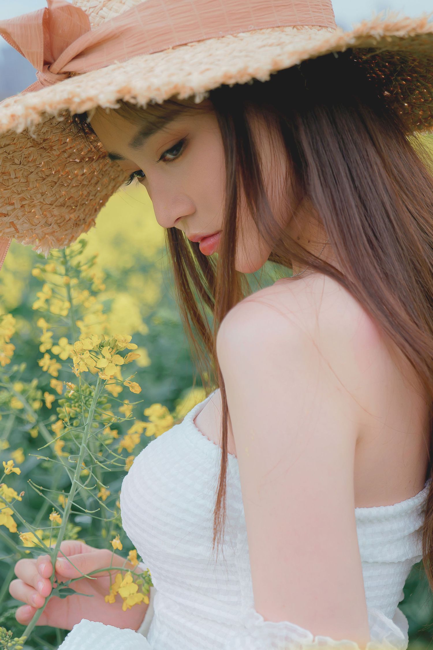 Nnian露肩白裙+戴着草帽户外写真