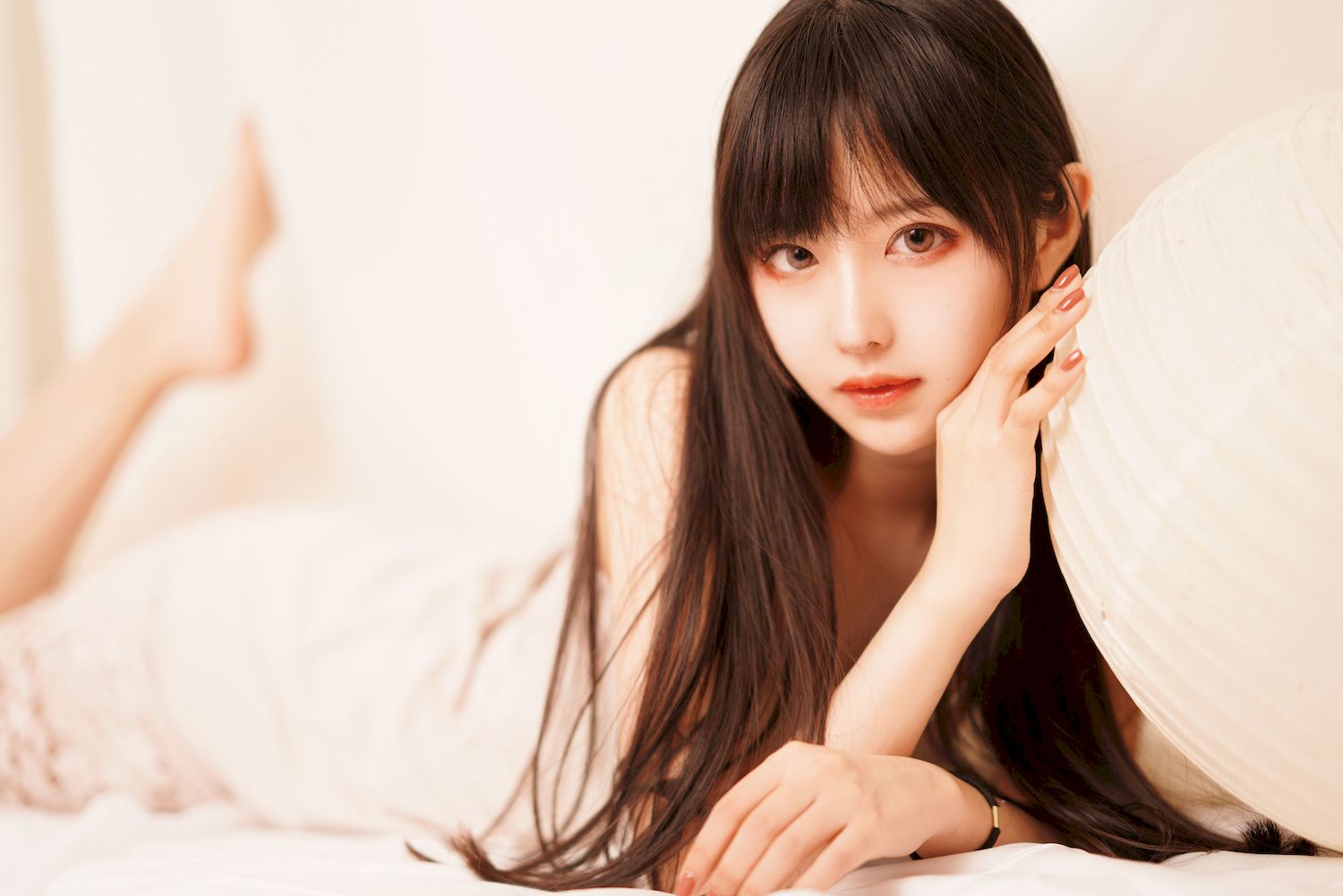 Shika小鹿鹿娇好颜值白色服饰私房写真